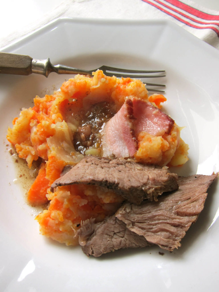 Premium Photo  Dutch hutspot - dish of boiled and mashed potatoes, carrots  and onions. traditional dutch cuisine.