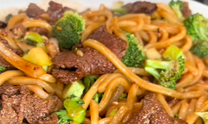 30 Minute Beef & Broccoli Noodle Stir-Fry